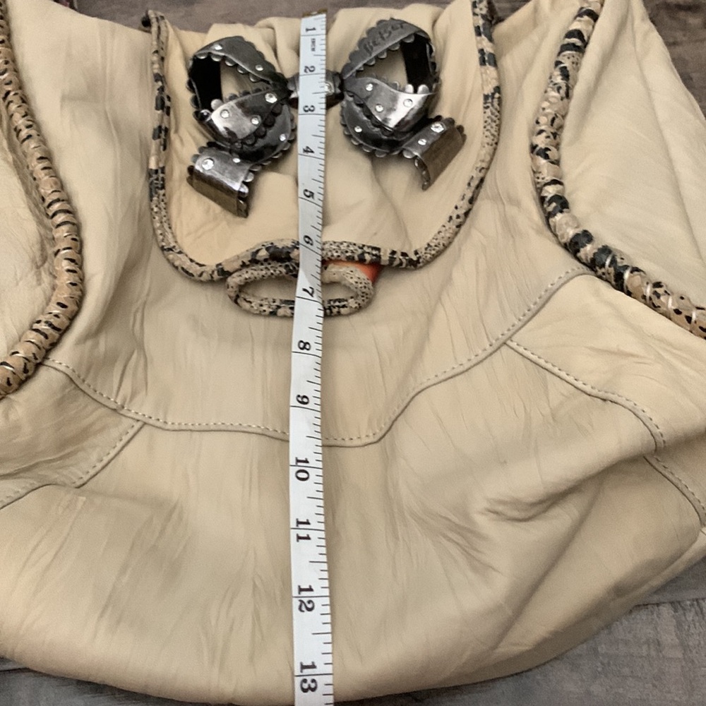 VINTAGE BETSEY JOHNSON IVORY LEATHER LARGE PURSE - Picture 14 of 14